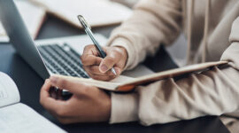 ilustrasi guru menulis buku