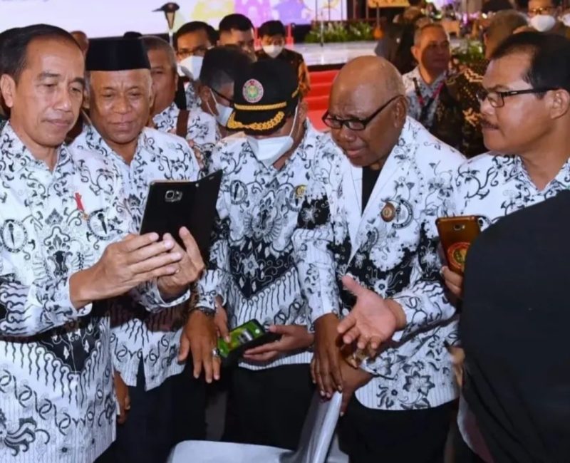 Foto: Presiden Joko Widodo menghadiri Puncak Peringatan Ke-77 PGRI dan Hari Guru Nasional di Kota Semarang/Instagram @rosyidiunifah