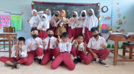 Vuri Putri Yonatin, S.Pd., Guru di SD Negeri Banjarharjo
