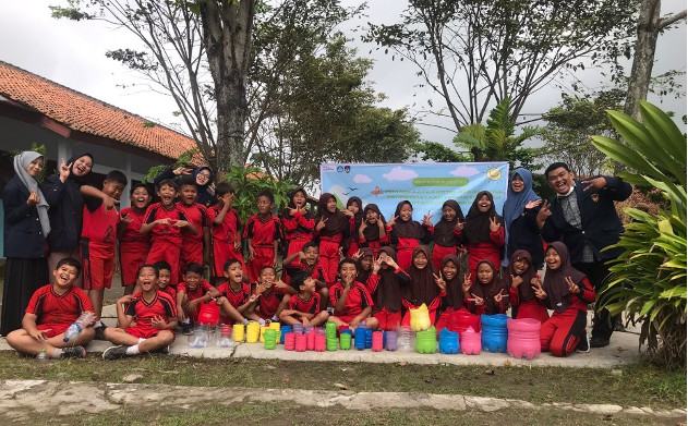 Mahasiswa PPG Prajabatan Gelombang 1 UPGRIS Laksanakan Kegiatan Pemanfaatan Botol Bekas