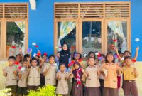 Foto: Septia bersama murid-muridnya di SDN Karimunjawa/NaikPangkat.com