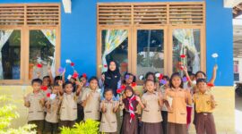 Foto: Septia bersama murid-muridnya di SDN Karimunjawa/NaikPangkat.com