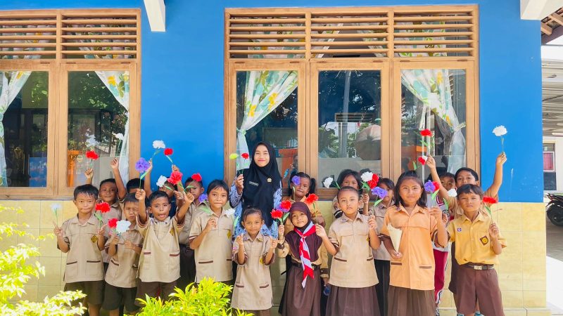 Foto: Septia bersama murid-muridnya di SDN Karimunjawa/NaikPangkat.com