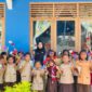Foto: Septia bersama murid-muridnya di SDN Karimunjawa/NaikPangkat.com