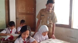 Foto: Sigit Prabowo Aji saat mengajar di SDN 1 Kemujan Karimunjawa/NaikPangkat.com