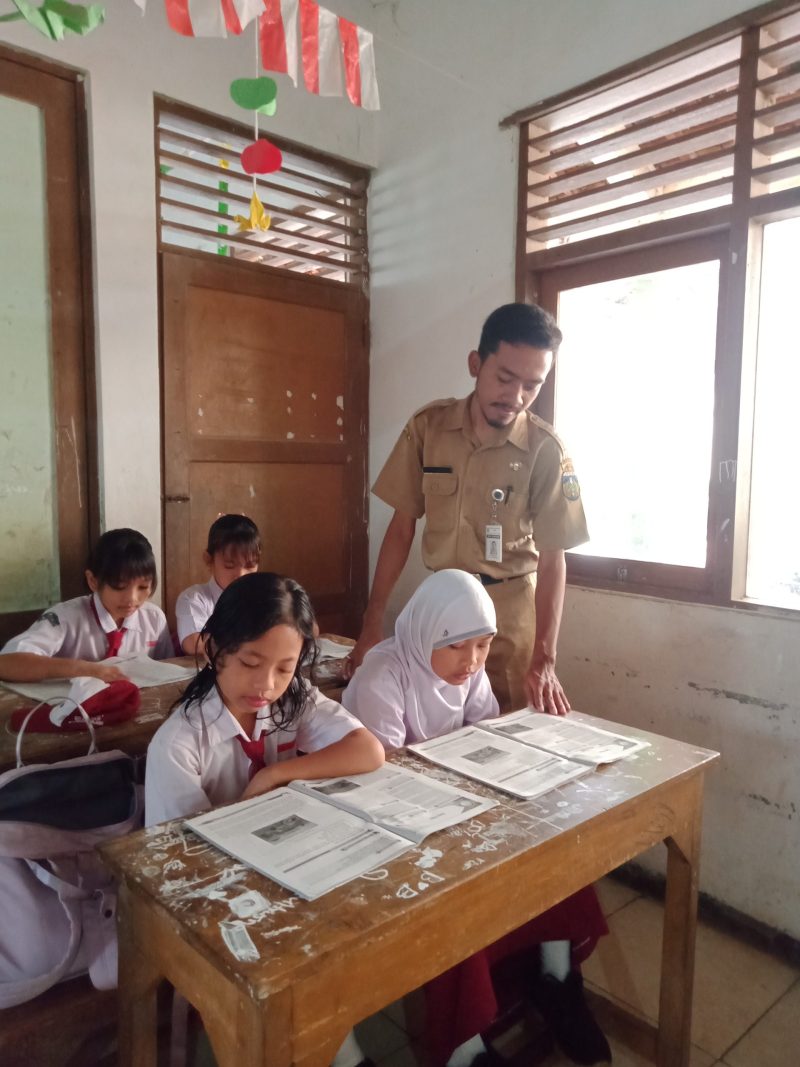 Foto: Sigit Prabowo Aji saat mengajar di SDN 1 Kemujan Karimunjawa/NaikPangkat.com