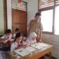 Foto: Sigit Prabowo Aji saat mengajar di SDN 1 Kemujan Karimunjawa/NaikPangkat.com
