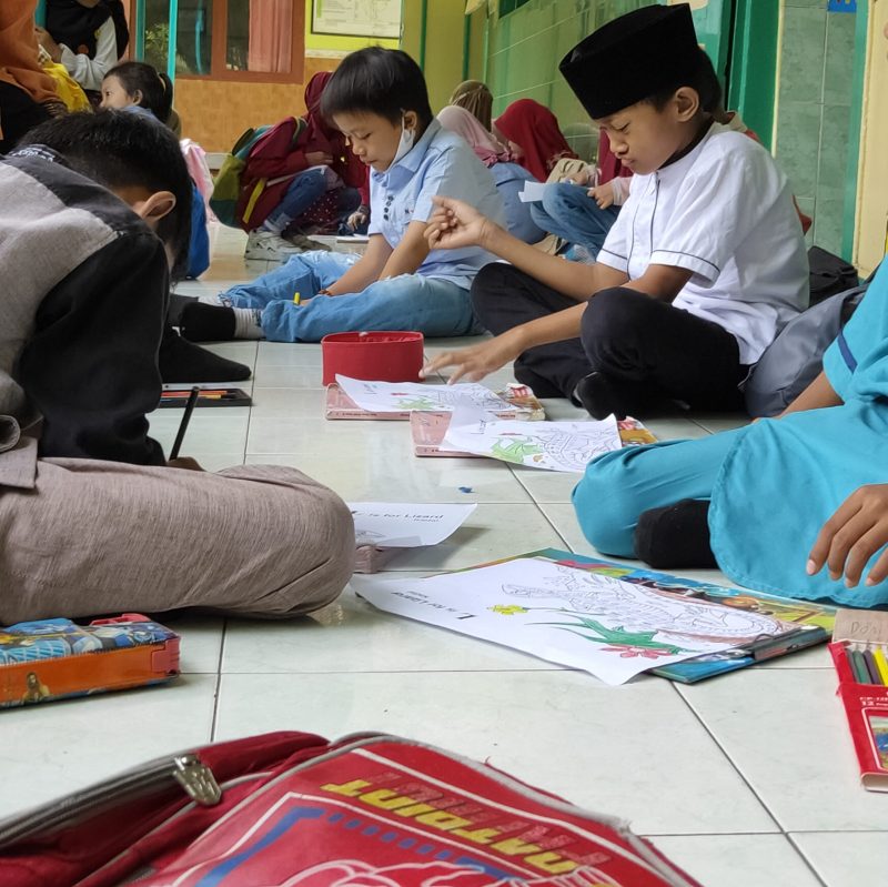 Foto: Ilustrasi peserta didik sedang mengerjakan LKPD mewarnai/naikpangkat.com