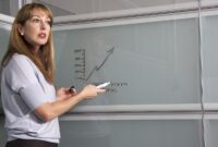Foto: Ilustrasi seorang guru sedang mengajar di kelas/pixabay.com