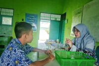 Foto: Ilustrasi seorang guru sedang melakukan pendekatan kepada siswa/naikpangkat.com