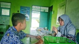 Foto: Ilustrasi seorang guru sedang melakukan pendekatan kepada siswa/naikpangkat.com