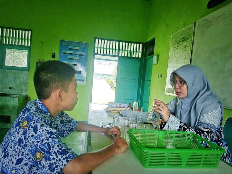 Foto: Ilustrasi seorang guru sedang melakukan pendekatan kepada siswa/naikpangkat.com