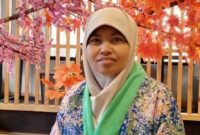 Iis Latifah,  mengajar di MA Persis Tarogong