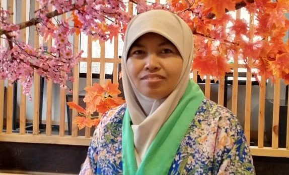 Iis Latifah,  mengajar di MA Persis Tarogong