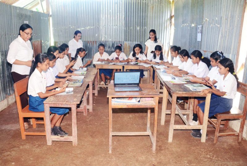 Aktivitas Siswa SMP Negeri 5 Kupang Barat Satu Atap Kabupaten Kupang Provinsi Nusa Tenggara Timur dalam kelas menulis