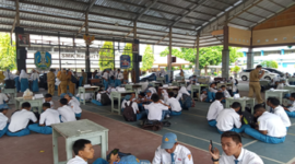 Siswa SMKN 1 Blitar sedang melaksanakan kegiatan Projek Penguratan Profil Pelajar Pancasila (P5)