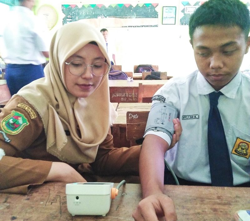Foto: Ilustrasi seorang guru IPA sedang paktik bersama siswa SMP/naikpangkat.com