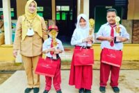 Foto: Memik Nor Fadilah, S.S., S.Pd. bersama siswa/NaikPangkat.com