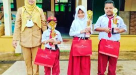 Foto: Memik Nor Fadilah, S.S., S.Pd. bersama siswa/NaikPangkat.com