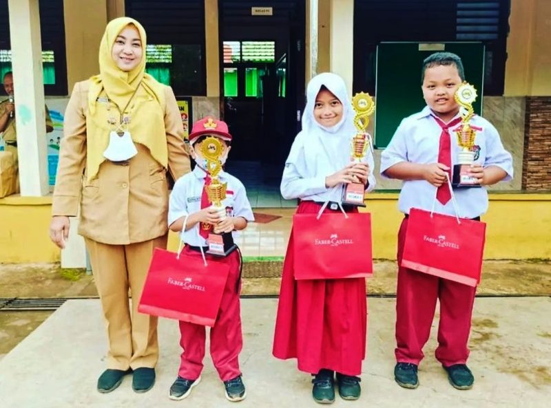 Foto: Memik Nor Fadilah, S.S., S.Pd. bersama siswa/NaikPangkat.com