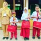 Foto: Memik Nor Fadilah, S.S., S.Pd. bersama siswa/NaikPangkat.com