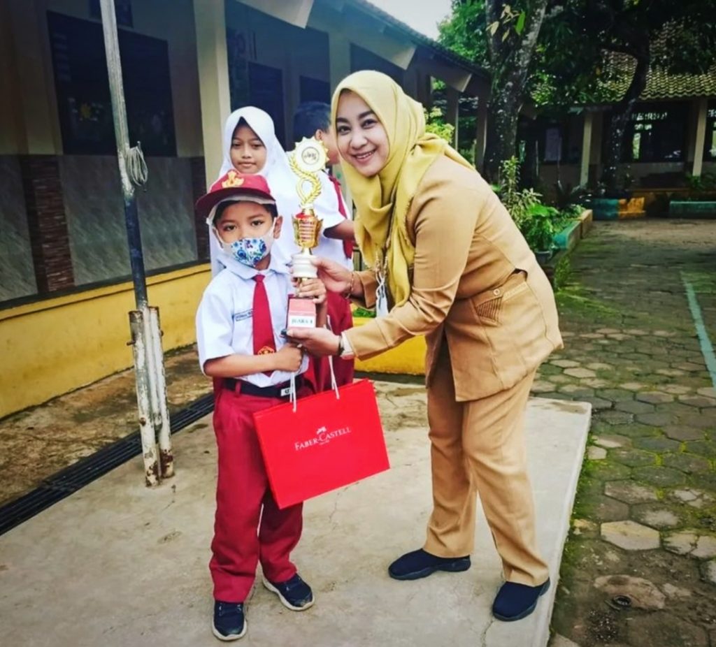 Kisah Kepala Sekolah Muda Asal Semarang Memik Nor Fadilah: Tumbuhkan Kepemimpinan Melalui Kedekatan dengan Siswa