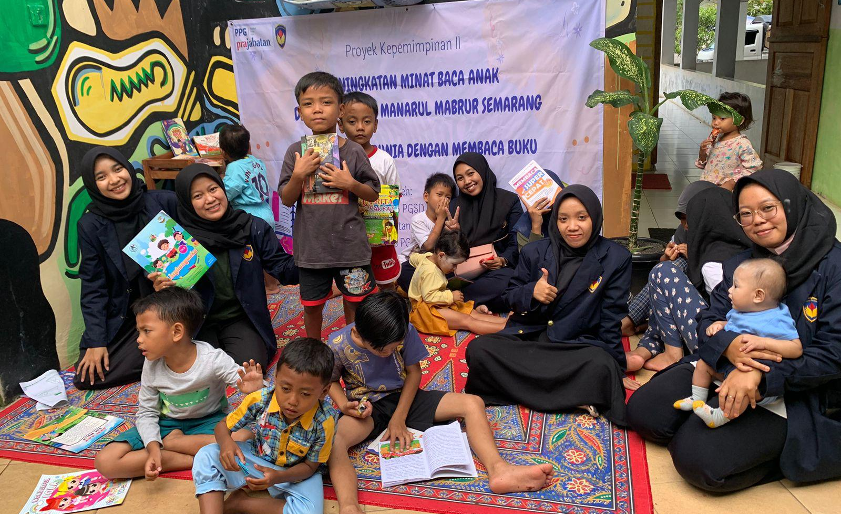 Mahasiswa PPG UPGRIS sedang berada di taman baca Panti Asuhan Manarul Mabrur Semarang