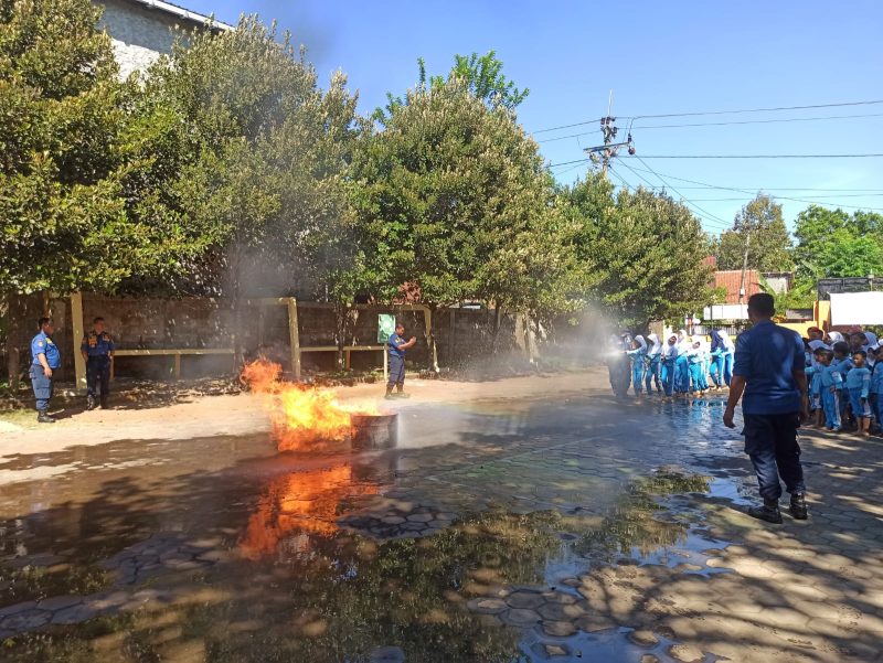 Fire Drill for Kids: SDN Gunungpati 02 Kota Semarang dan Pemadam Kebakaran Suguhkan Pembelajaran Asik Luar Kelas/NaikPangkat.com