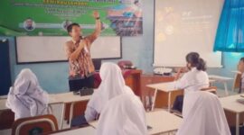 Fajar Risdiyono, mengajar di SMP Negeri 2 Waru Sidoarjo
